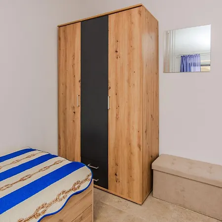 Apartamento In Otok With Wifi *
