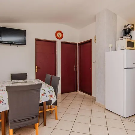 Apartamento In Otok With Wifi Vir