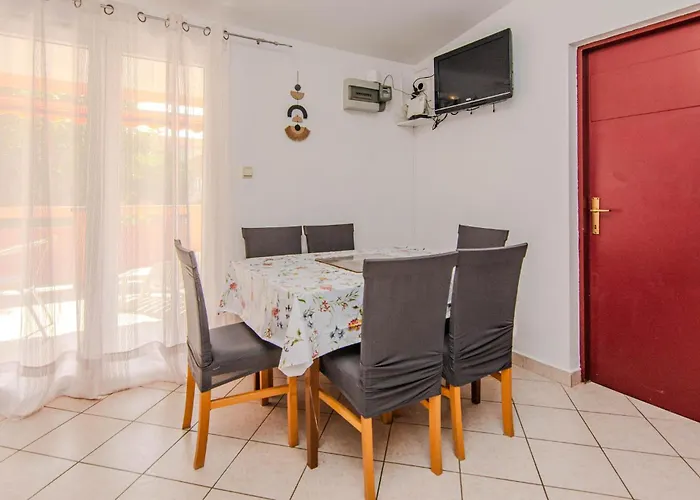 Apartman In Otok With Wifi Vir