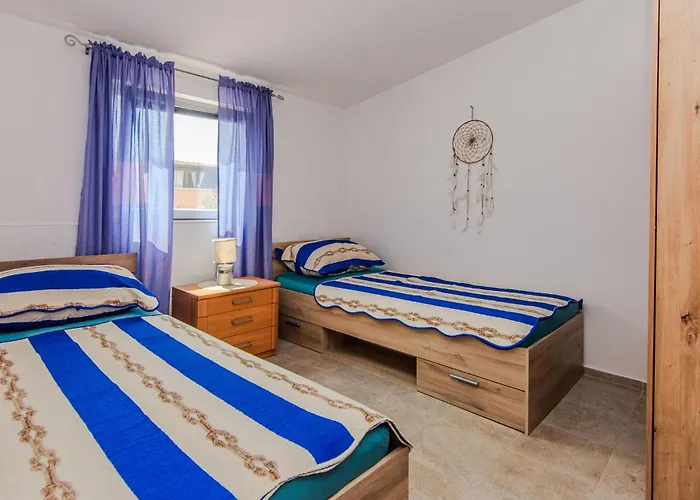 Apartman In Otok With Wifi Vir